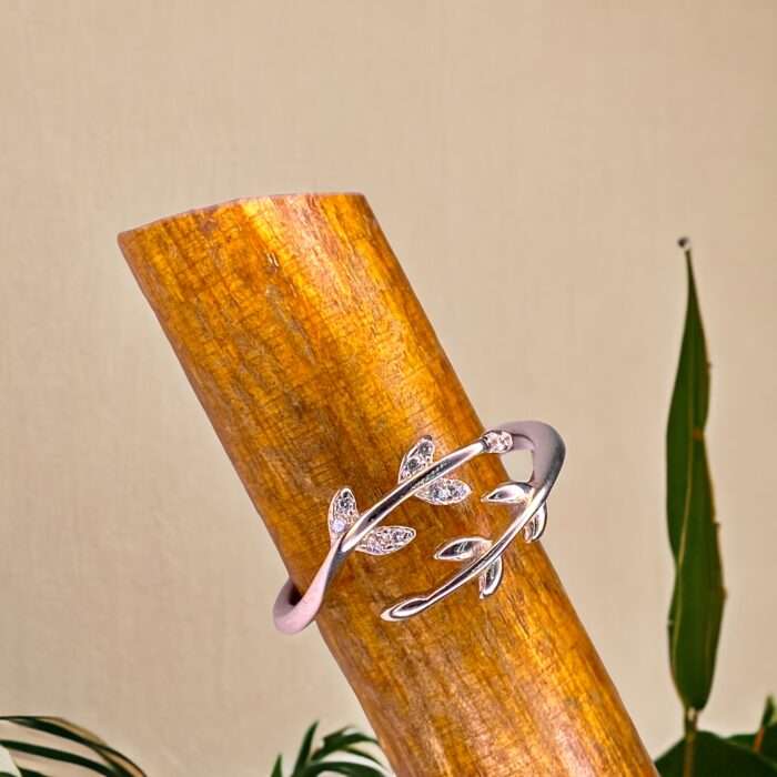 Sterling Silver Ring With Leaf Design