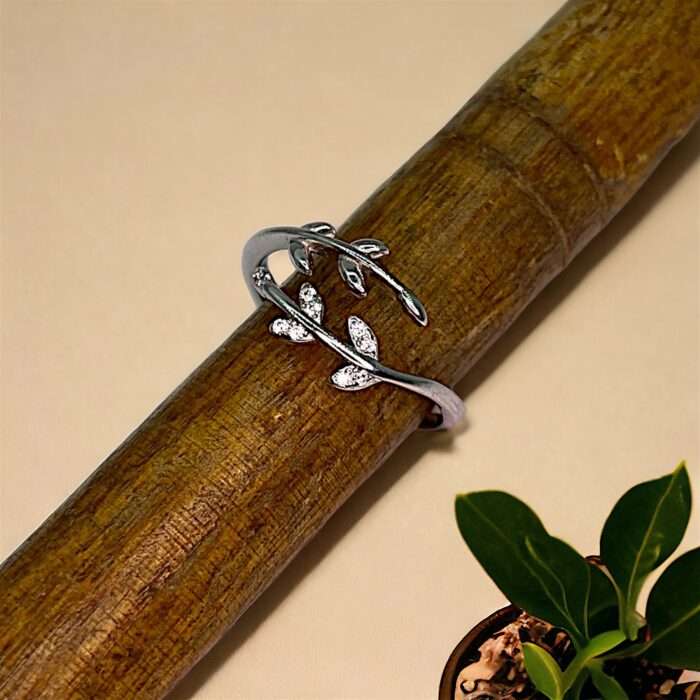 Sterling Silver Ring With Leaf Design